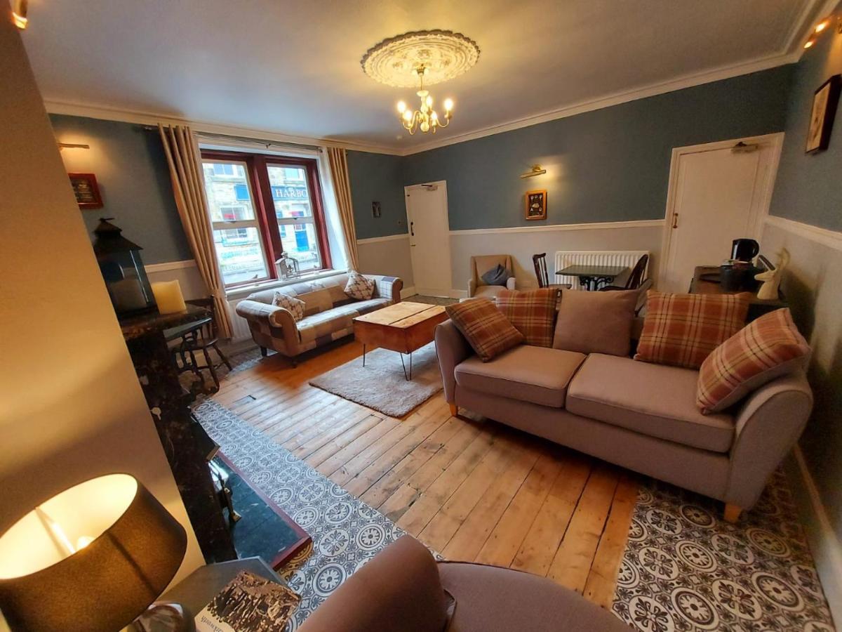 Harbour Guest House Амбъл Екстериор снимка