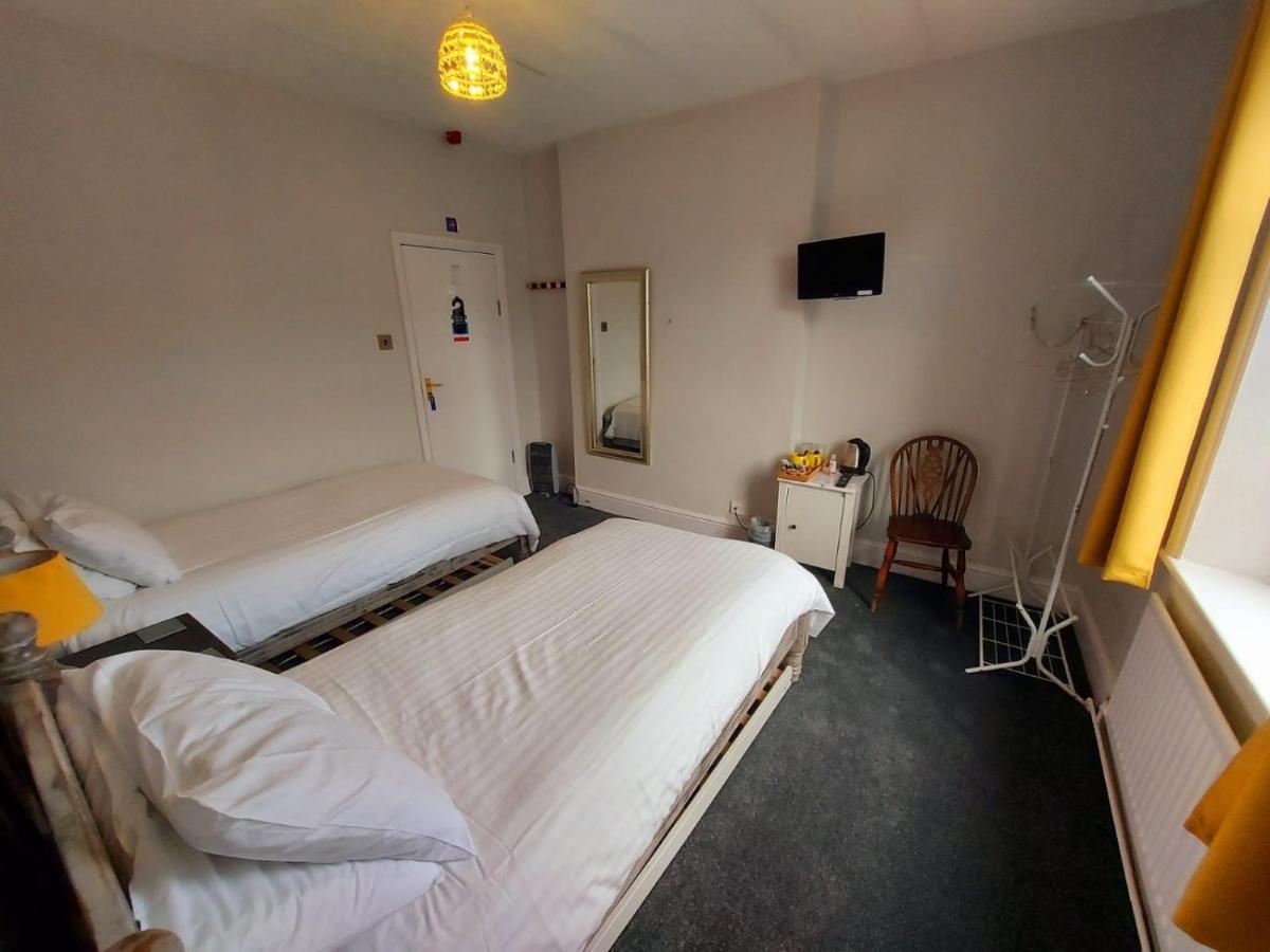 Harbour Guest House Амбъл Екстериор снимка