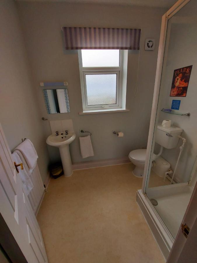 Harbour Guest House Амбъл Екстериор снимка