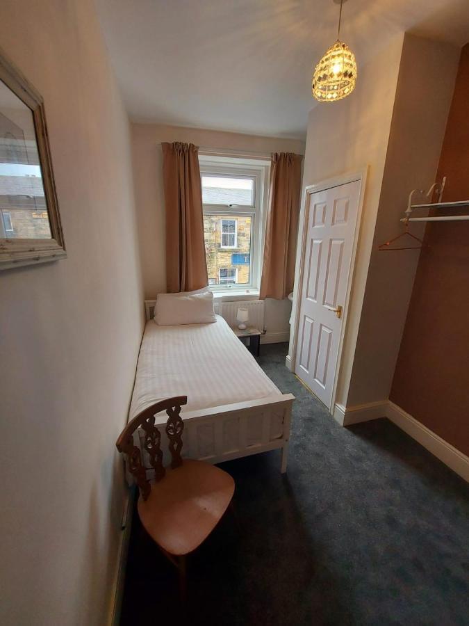 Harbour Guest House Амбъл Екстериор снимка
