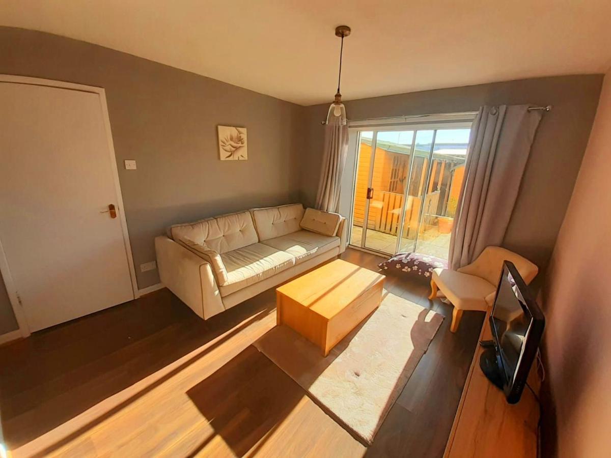 Harbour Guest House Амбъл Екстериор снимка