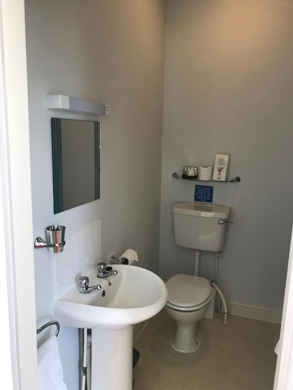 Harbour Guest House Амбъл Екстериор снимка