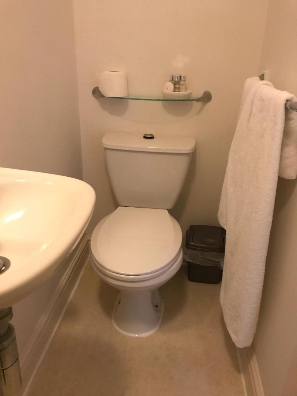 Harbour Guest House Амбъл Екстериор снимка