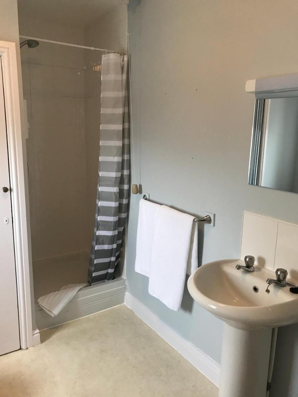 Harbour Guest House Амбъл Екстериор снимка
