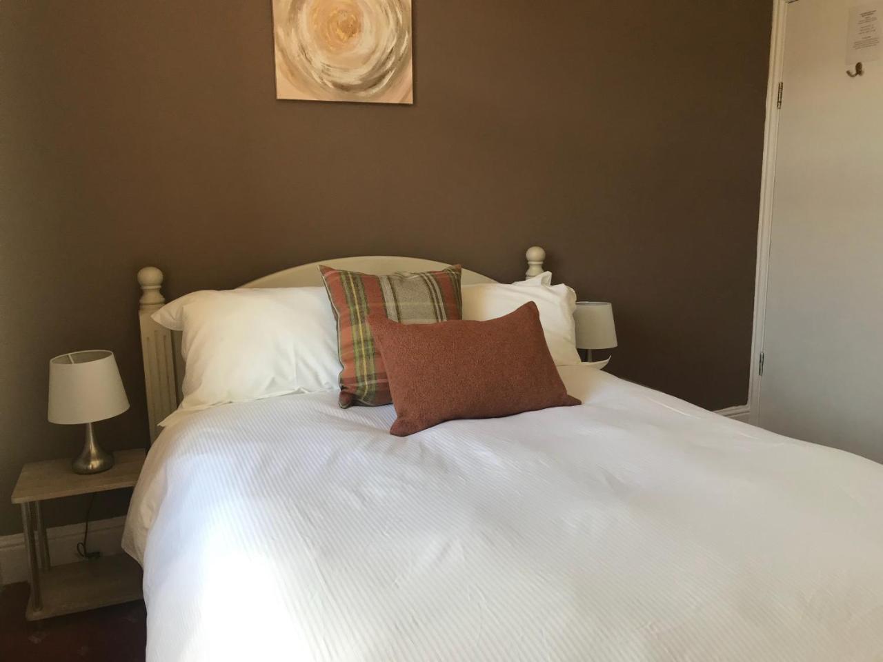 Harbour Guest House Амбъл Екстериор снимка