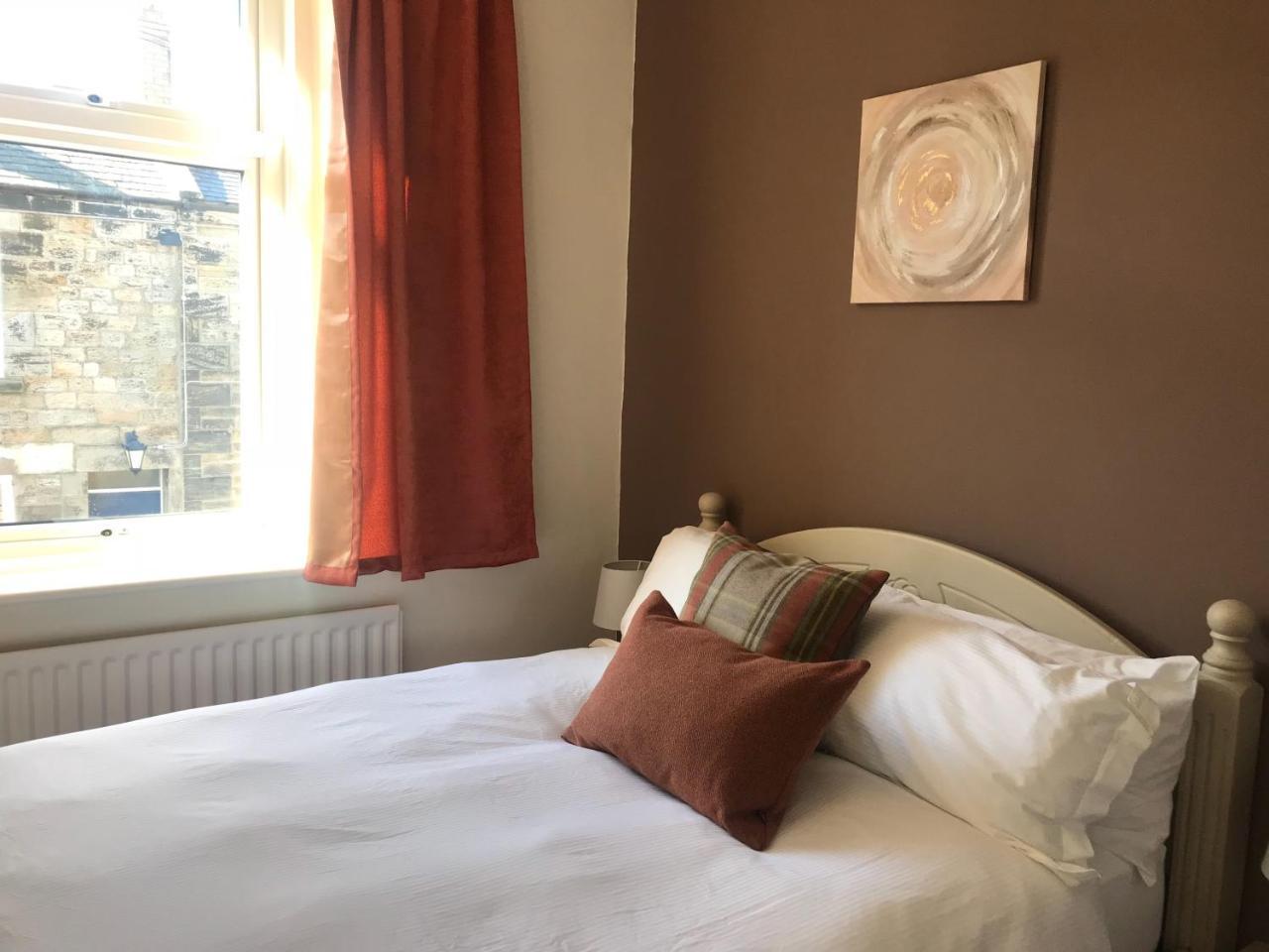 Harbour Guest House Амбъл Екстериор снимка