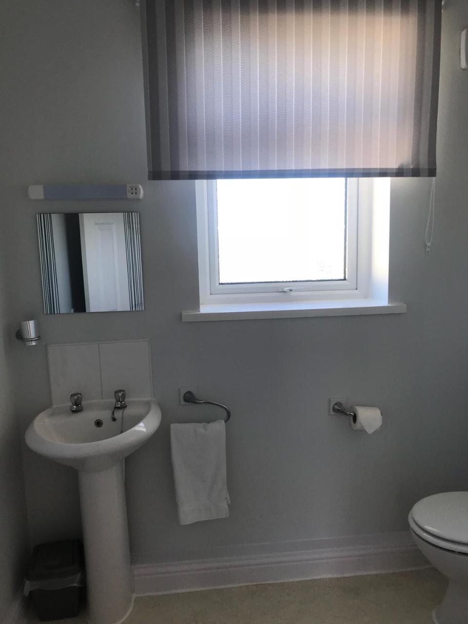 Harbour Guest House Амбъл Екстериор снимка