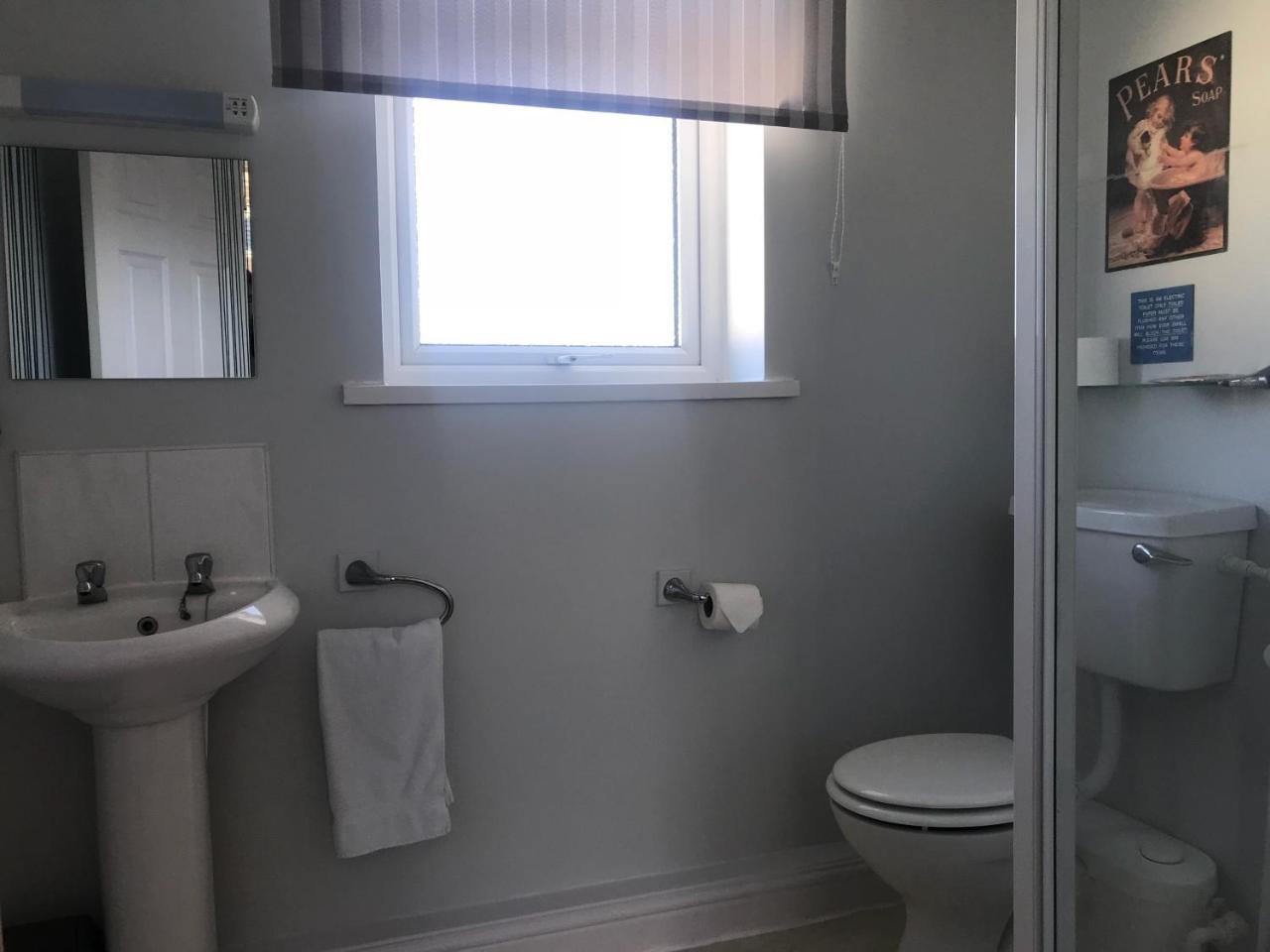 Harbour Guest House Амбъл Екстериор снимка