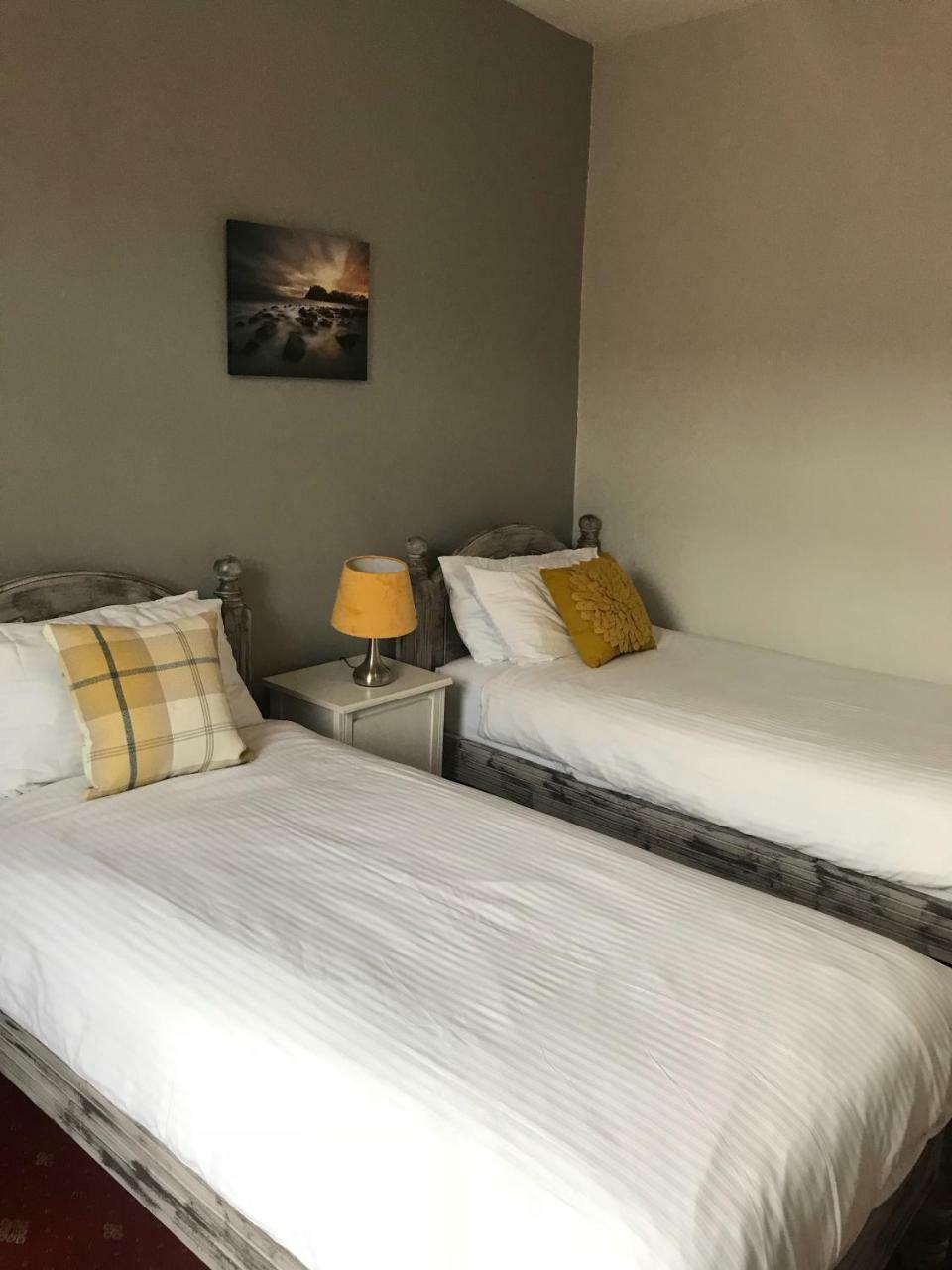 Harbour Guest House Амбъл Екстериор снимка