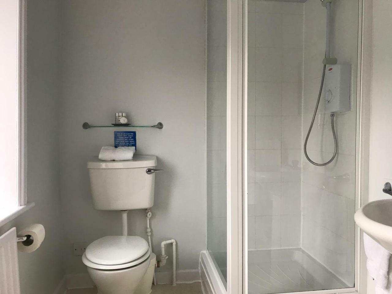 Harbour Guest House Амбъл Екстериор снимка