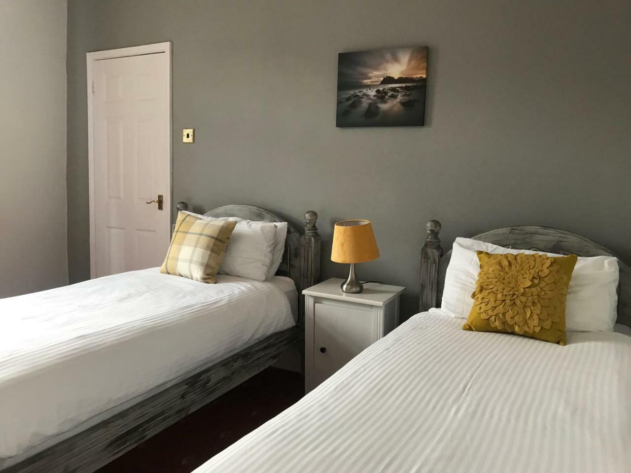 Harbour Guest House Амбъл Екстериор снимка